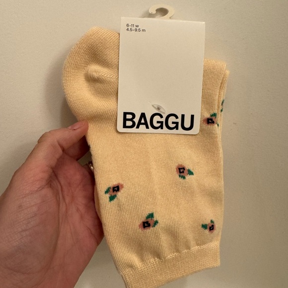 Baggu Cream Rosette Socks NWT - Picture 2 of 3
